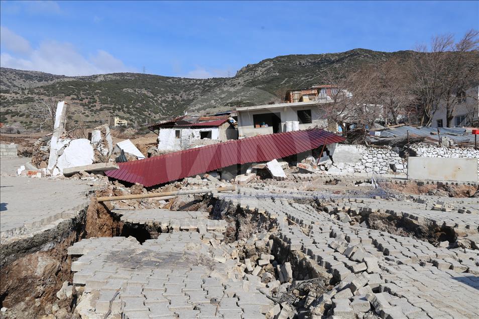 İzmir'de toprak kayması sonucu 10 ev tahliye edildi