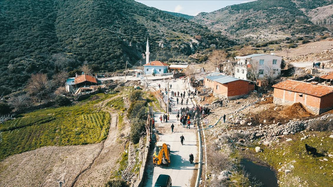 İzmir'de toprak kayması sonucu 12 ev tahliye edildi