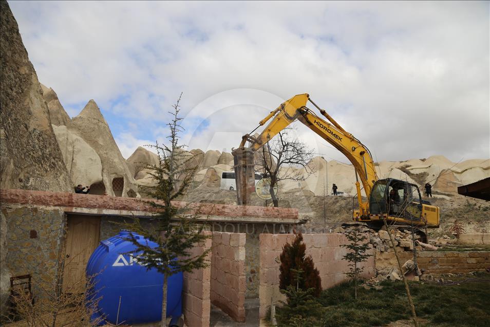 Kapadokya'daki yapıların yıkılması 