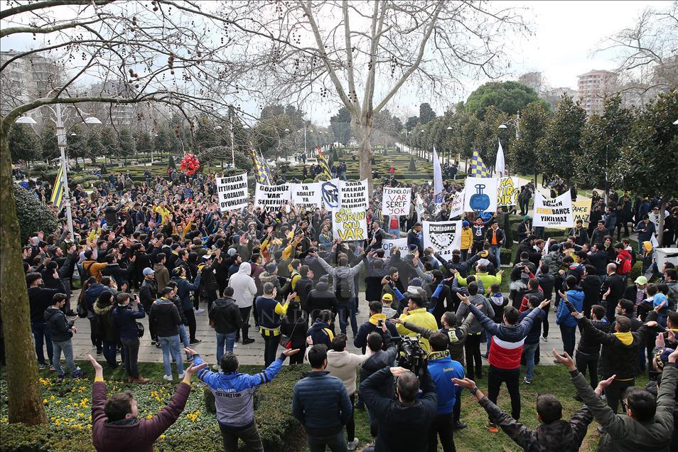 Fenerbahçeli taraftarlardan TFF'ye protesto