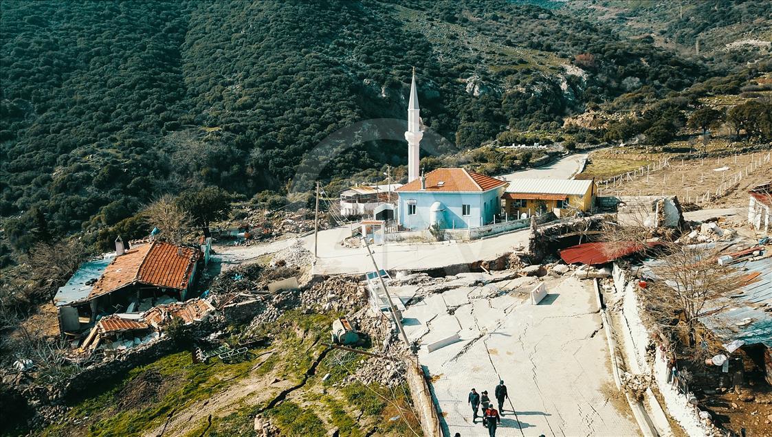 İzmir'de toprak kayması sonucu 12 ev tahliye edildi