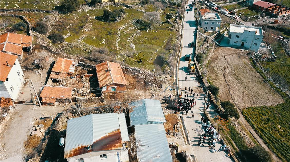 İzmir'de toprak kayması sonucu 12 ev tahliye edildi