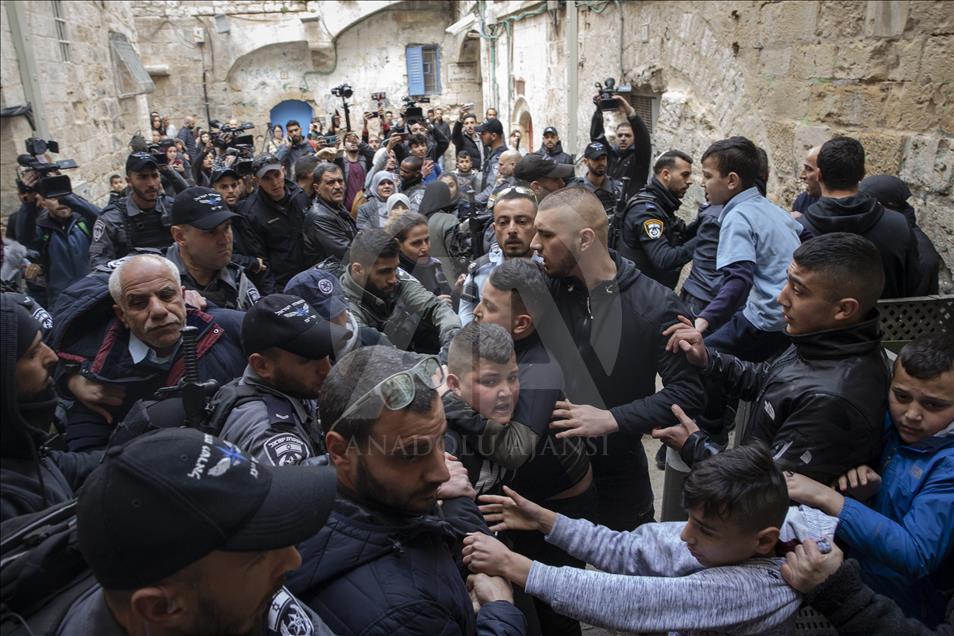 İsrail polisi Kudüs'te Filistinli bir aileyi zorla evinden çıkardı
