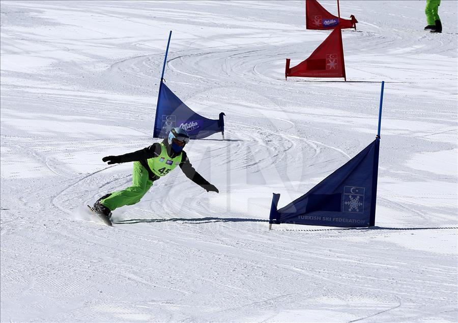 Yıldız Dağı'nda snowboardcular yarıştı 
