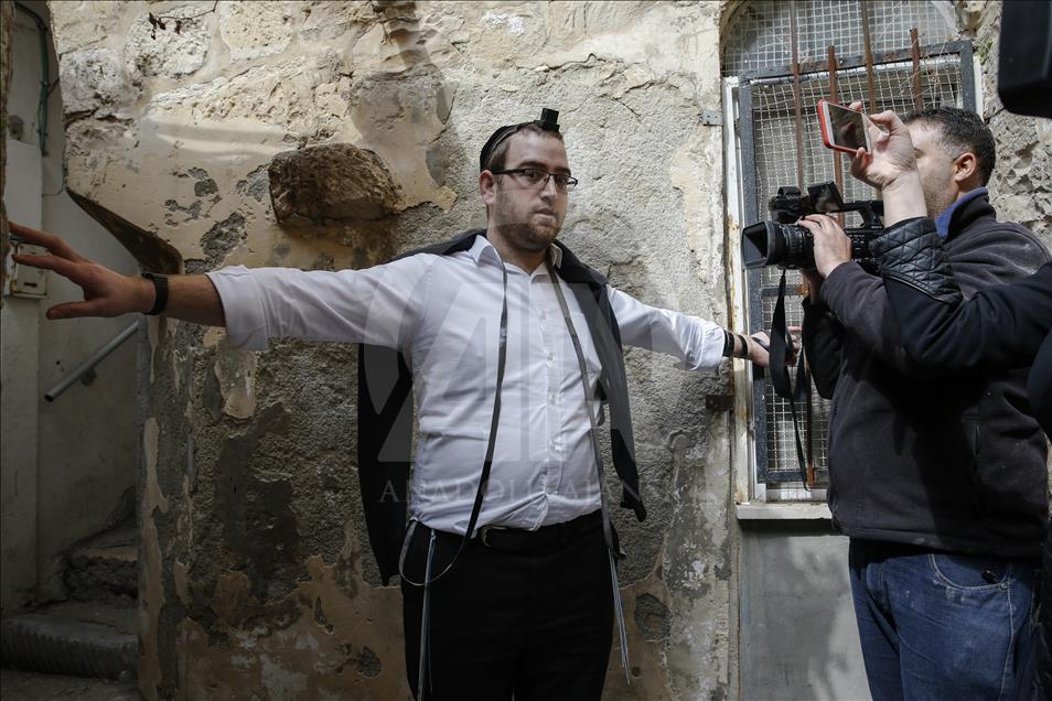 İsrail polisi Kudüs'te Filistinli bir aileyi zorla evinden çıkardı
