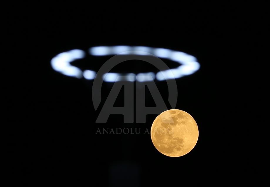 "القمر العملاق" يطل على تركيا بمشاهد ساحرة