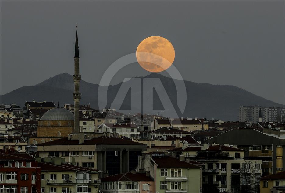 "القمر العملاق" يطل على تركيا بمشاهد ساحرة