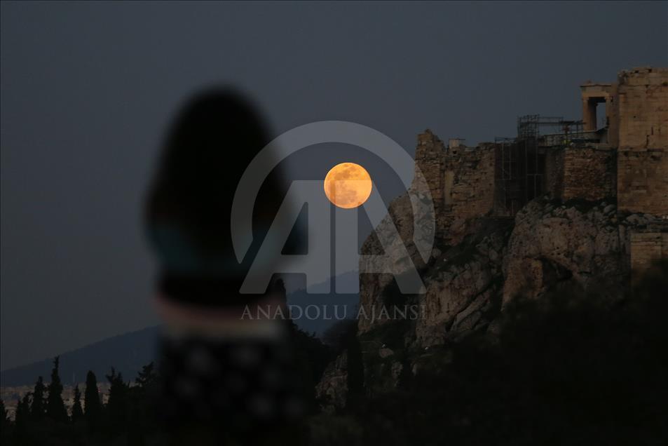 "القمر العملاق" يطل على اليونان بمشاهد ساحرة