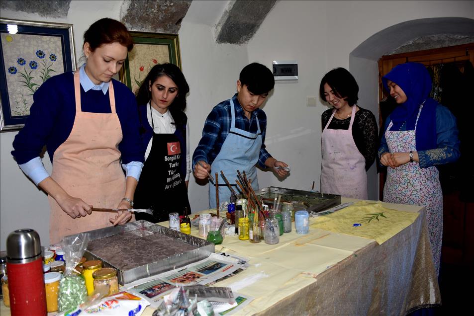 طلاب أجانب يتعلمون فن "إبرو" بطرابزون التركية
