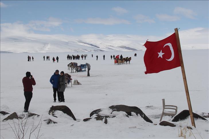 Gola Çildirê ku rûyê wê qerimiye bala turîstan dikşîne