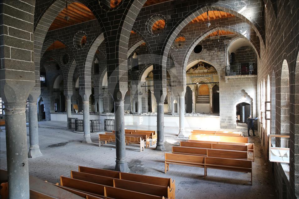 Teröristlerin tahrip ettiği cemaat kiliselerini devlet restore ediyor
