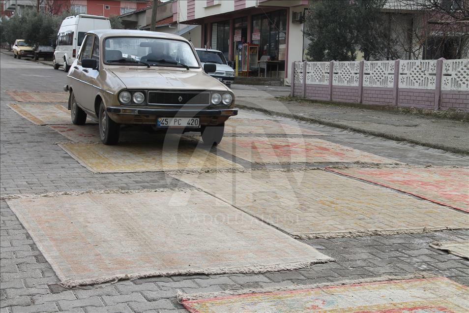 Üzerinden araba geçen halıların değeri artıyor