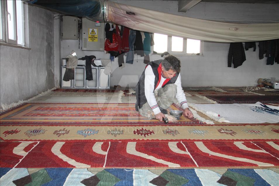 Üzerinden araba geçen halıların değeri artıyor