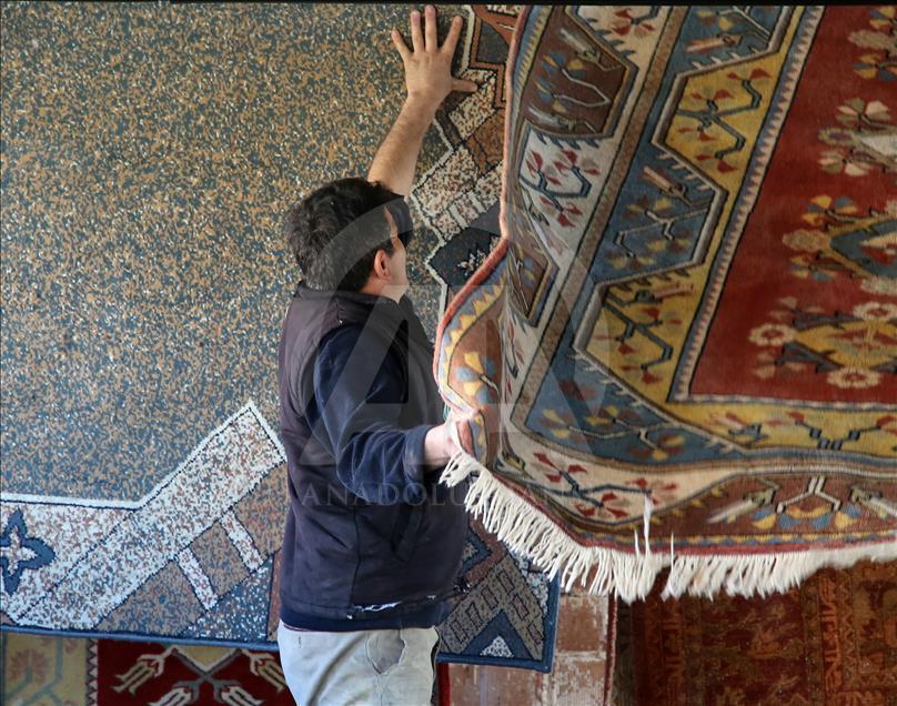 Üzerinden araba geçen halıların değeri artıyor