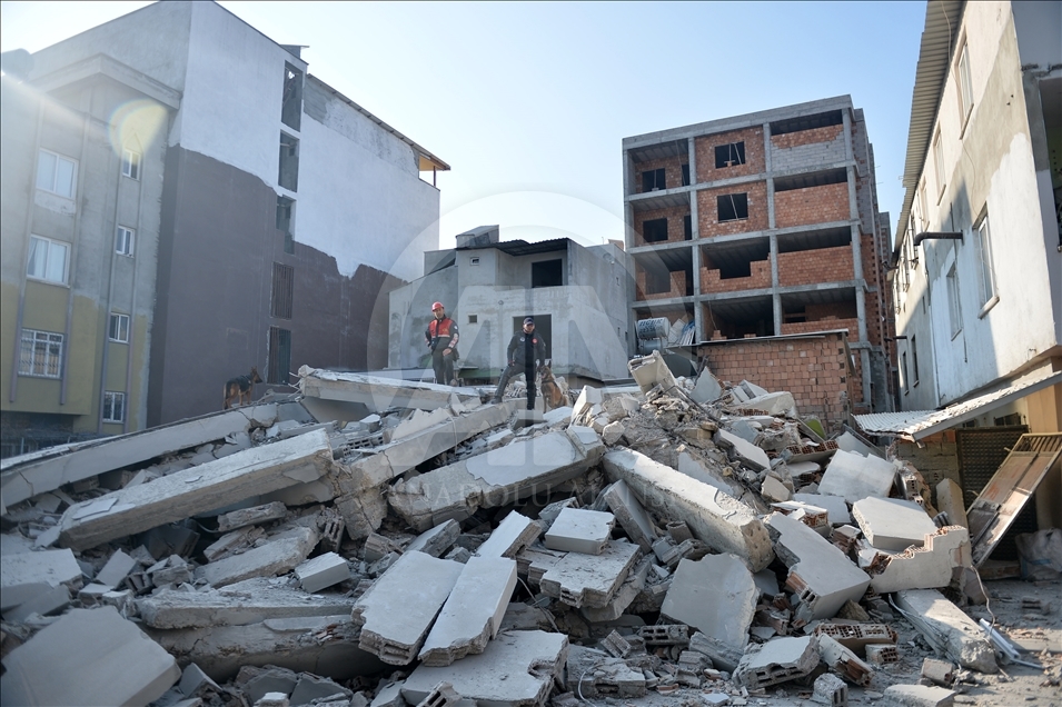 Mersin'de 5 katlı bina çöktü