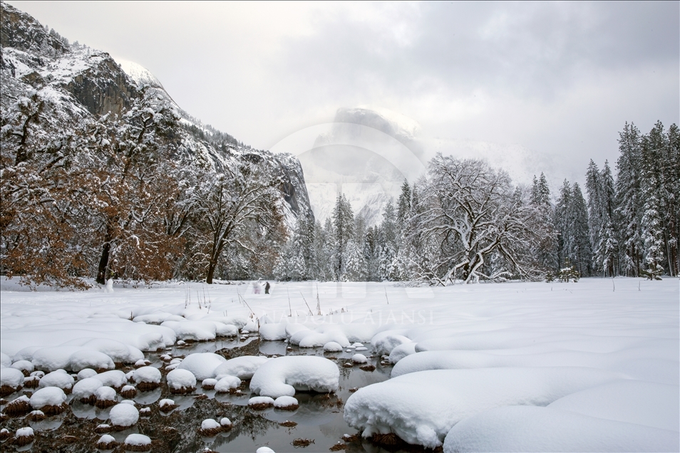Paisajes nevados del valle de Yosemite en EEUU