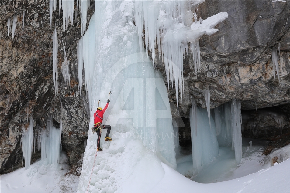 صعود کوهنوردان به آبشار یخ‌زده در کوه ارک استان وان