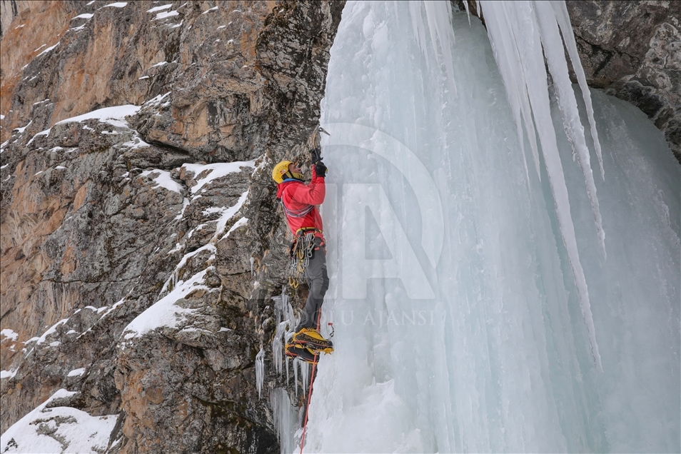صعود کوهنوردان به آبشار یخ‌زده در کوه ارک استان وان