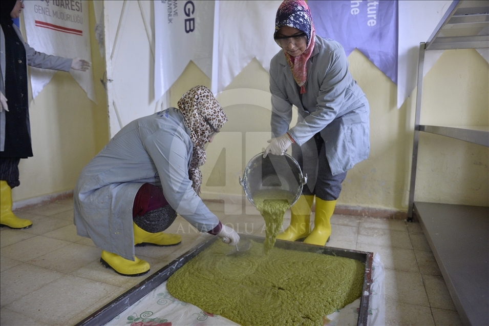 Türk ve Suriyeli kadınlar Halep sabununu Mardin'de üretiyor