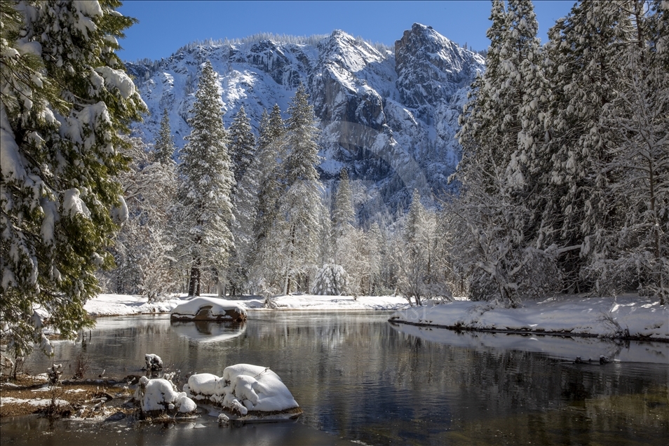 Paisajes nevados del valle de Yosemite en EEUU