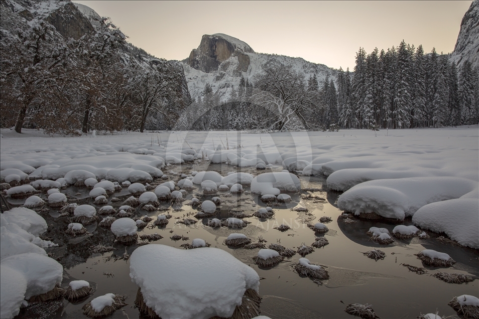 Paisajes nevados del valle de Yosemite en EEUU