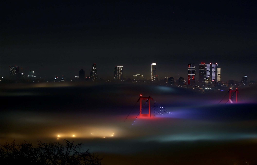 Noche nublada en el puente del Bósforo de Estambul