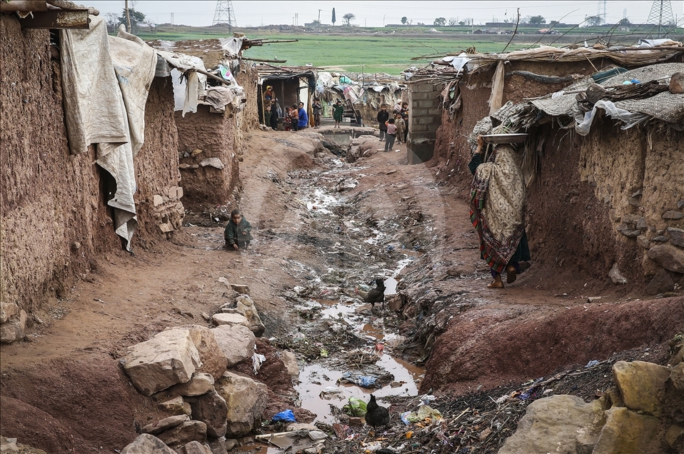 Лагерь афганских беженцев в Пакистане тонет в грязи
