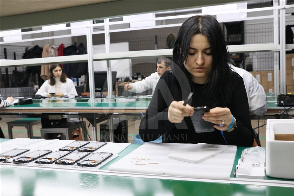 Reeder, ilk akıllı cep telefonu "P 13 Life"ın üretimine başladı