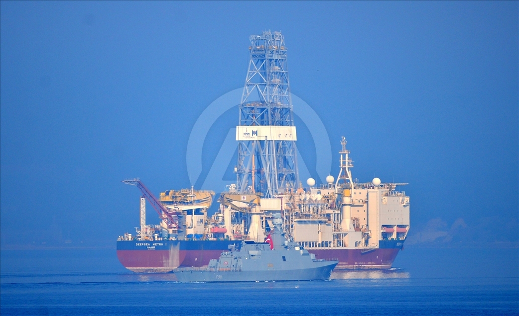 سفينة تركية تعبر مضيق الدردنيل تمهيدا للتنقيب عن النفط شرقي المتوسط
