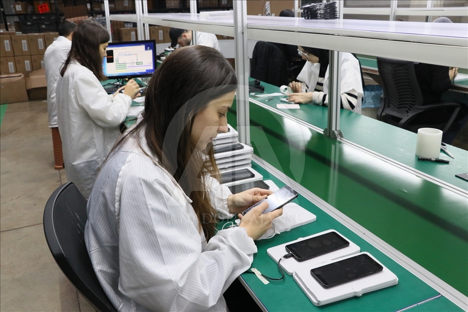 Reeder, ilk akıllı cep telefonu "P 13 Life"ın üretimine başladı