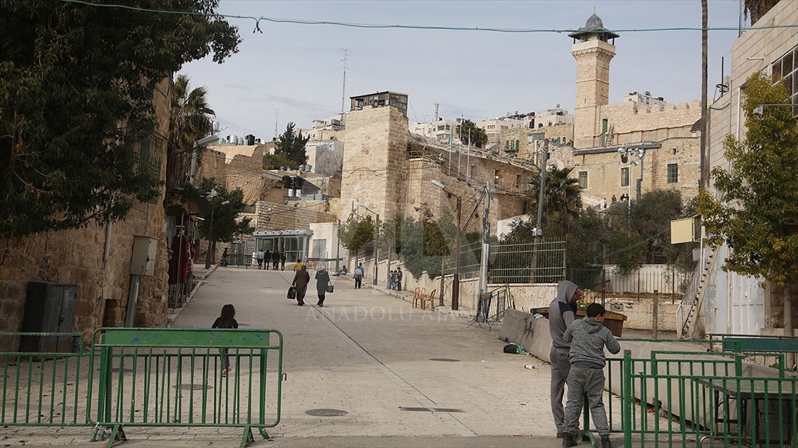 Filistinliler Yahudi yerleşimcilerle toprakları için mücadele ediyor