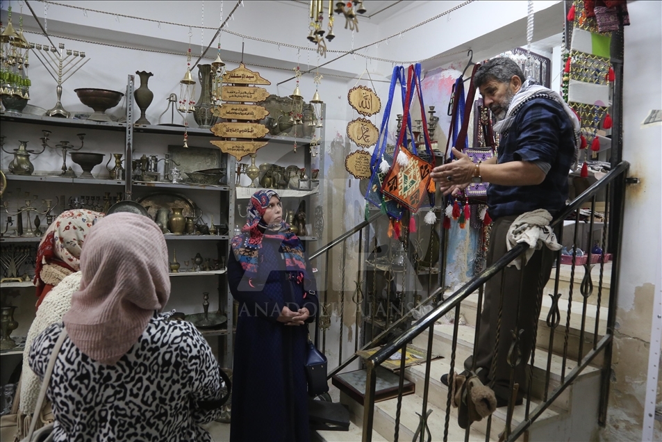 Filistinliler Yahudi yerleşimcilerle toprakları için mücadele ediyor
