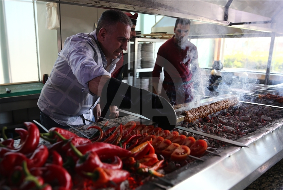 Adana'da yeni lezzet: "Metrelik Adana boru kebabı"