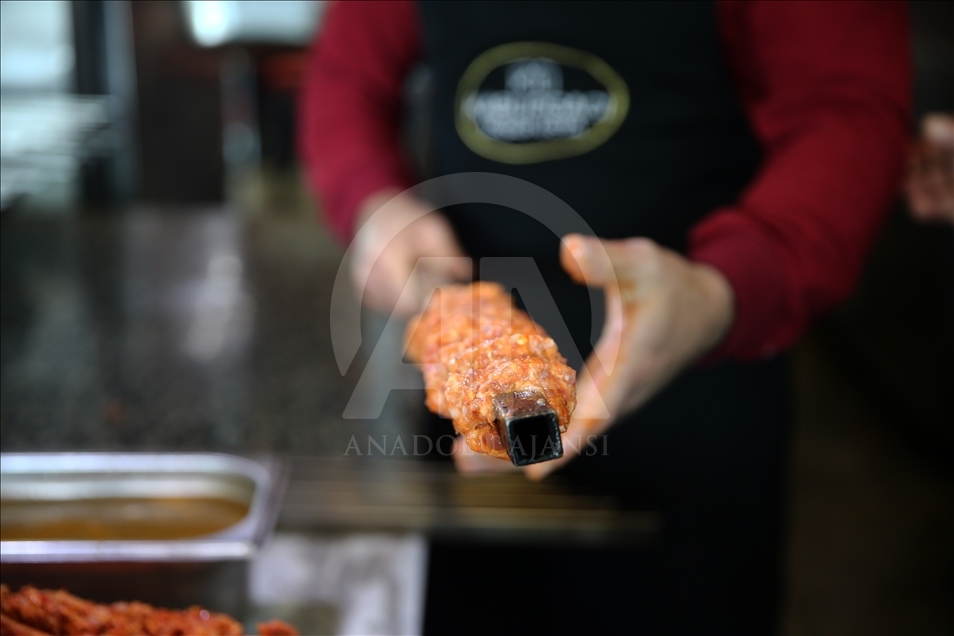 Adana'da yeni lezzet: "Metrelik Adana boru kebabı"