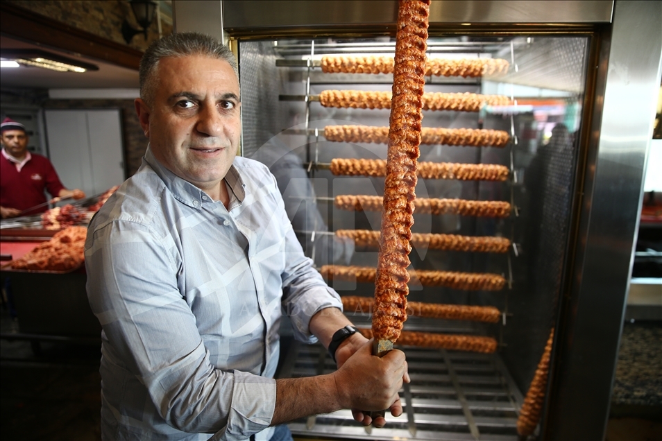 Adana'da yeni lezzet: "Metrelik Adana boru kebabı"