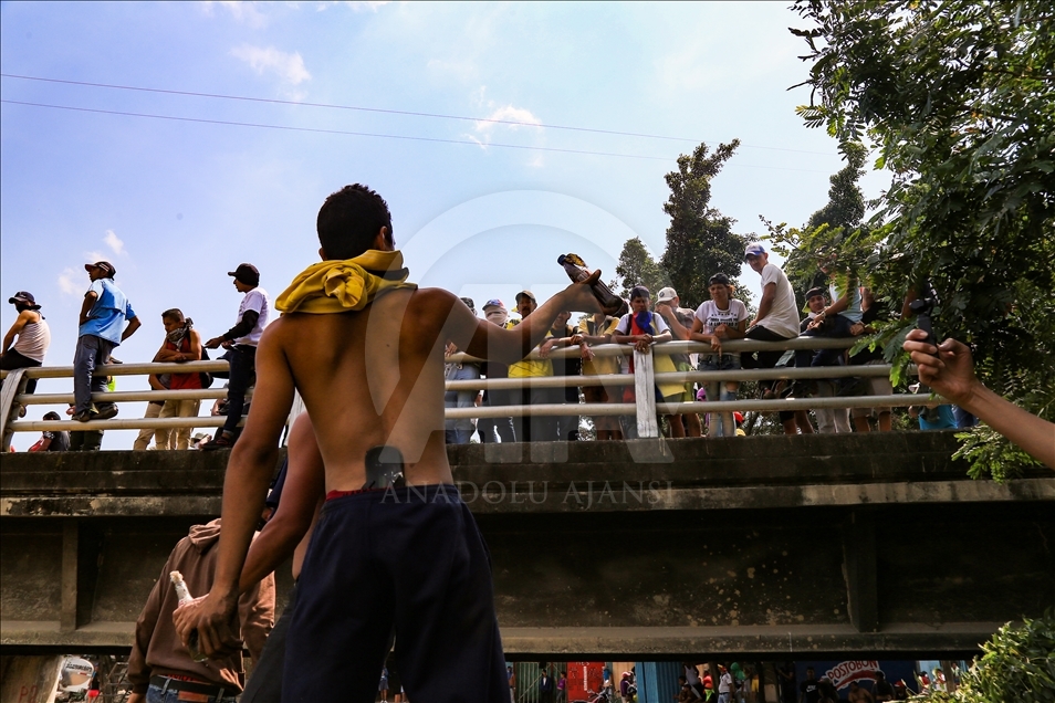 Enfrentamientos en el puente internacional Simón Bolivar