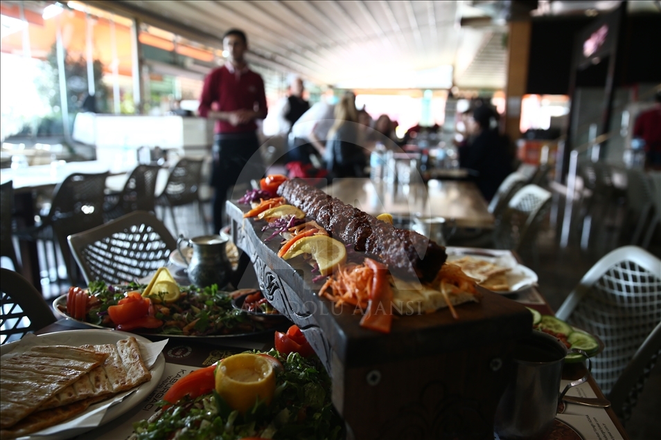 Adana'da yeni lezzet: "Metrelik Adana boru kebabı"