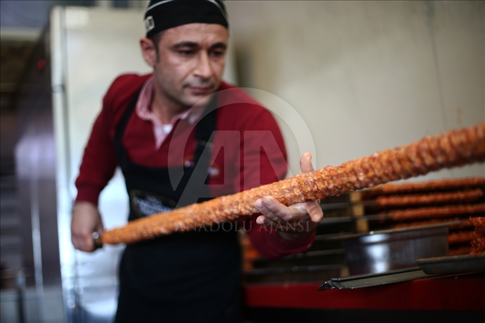Adana'da yeni lezzet: "Metrelik Adana boru kebabı"
