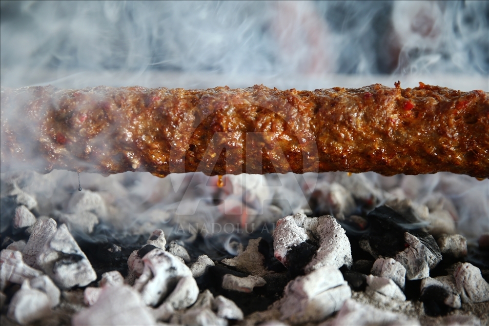 Adana'da yeni lezzet: "Metrelik Adana boru kebabı"