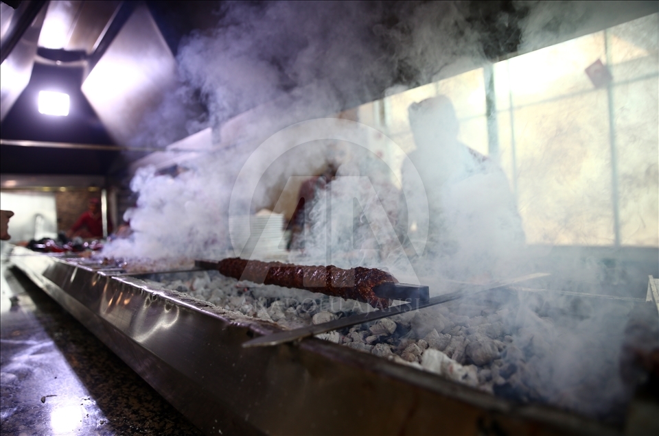 Adana'da yeni lezzet: "Metrelik Adana boru kebabı"