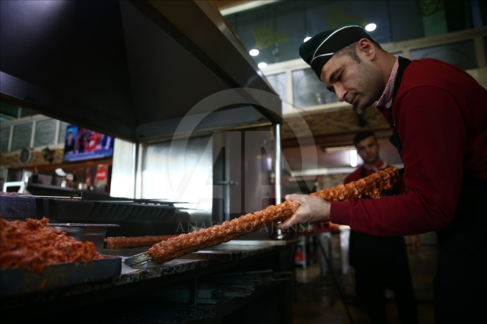 Adana'da yeni lezzet: "Metrelik Adana boru kebabı"