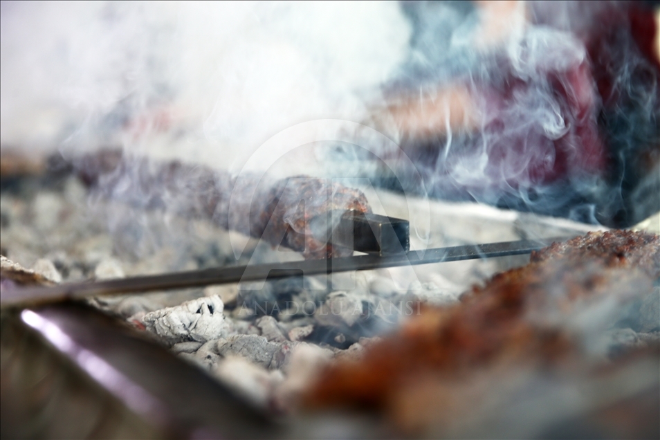 Adana'da yeni lezzet: "Metrelik Adana boru kebabı"