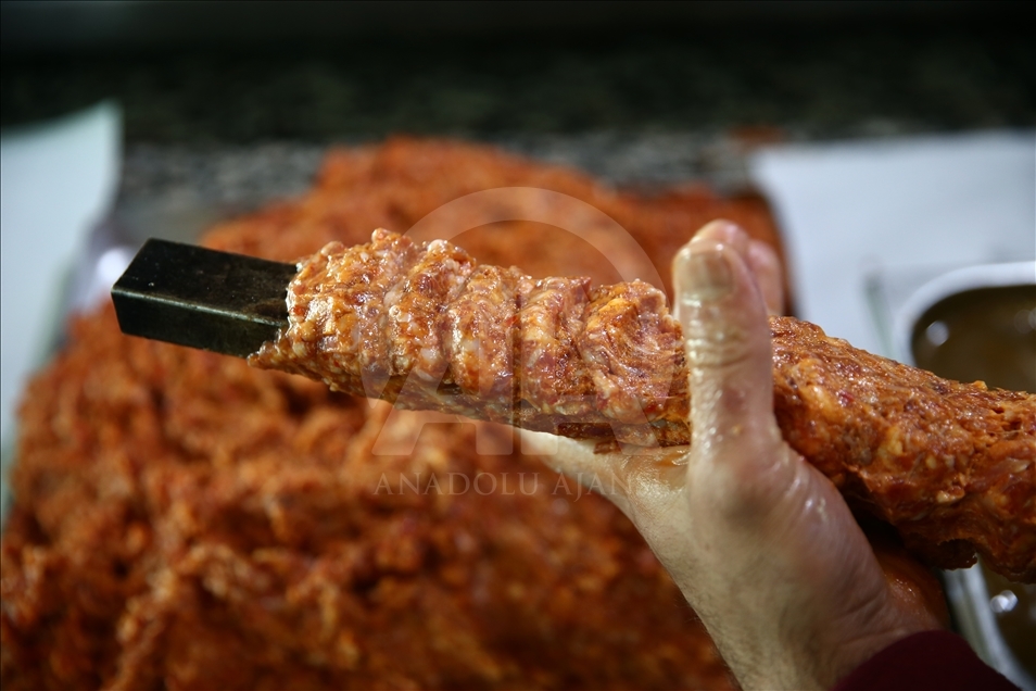 Adana'da yeni lezzet: "Metrelik Adana boru kebabı"