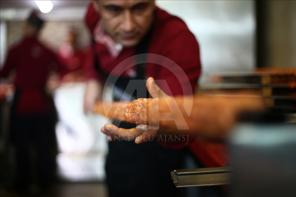 Adana'da yeni lezzet: "Metrelik Adana boru kebabı"