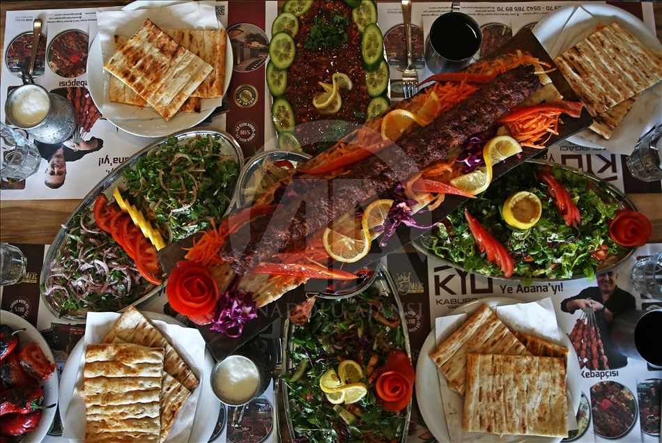 Adana'da yeni lezzet: "Metrelik Adana boru kebabı"