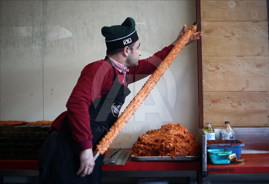 Adana'da yeni lezzet: "Metrelik Adana boru kebabı"