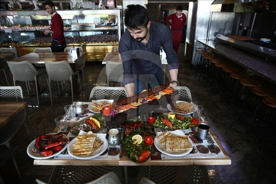 Adana'da yeni lezzet: "Metrelik Adana boru kebabı"