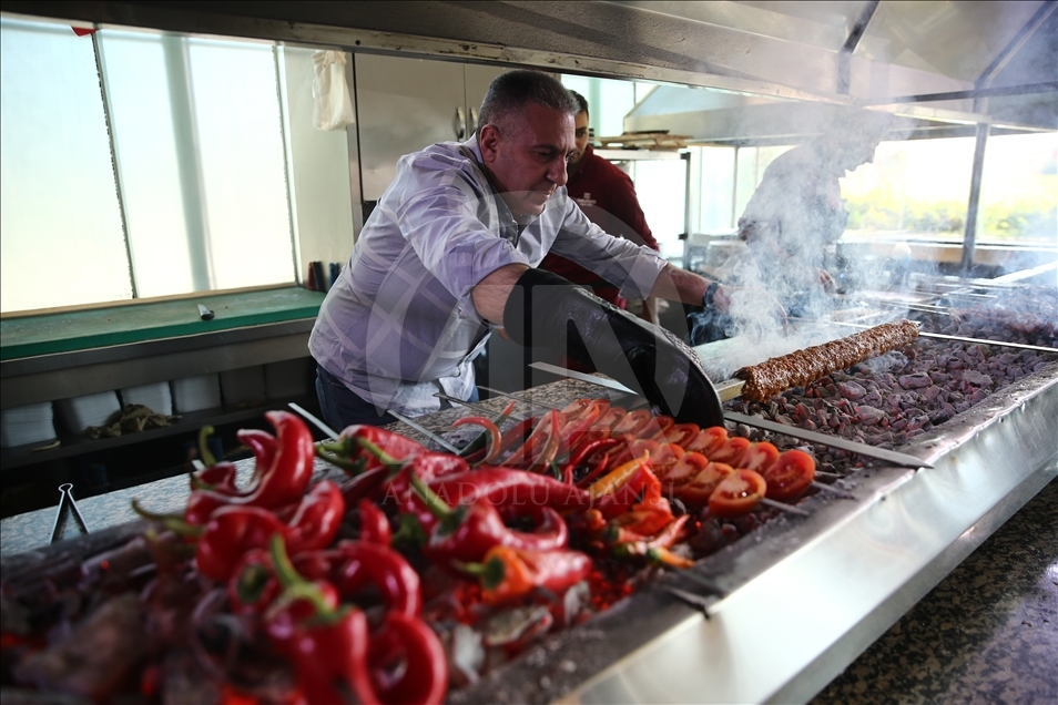 Adana'da yeni lezzet: "Metrelik Adana boru kebabı"