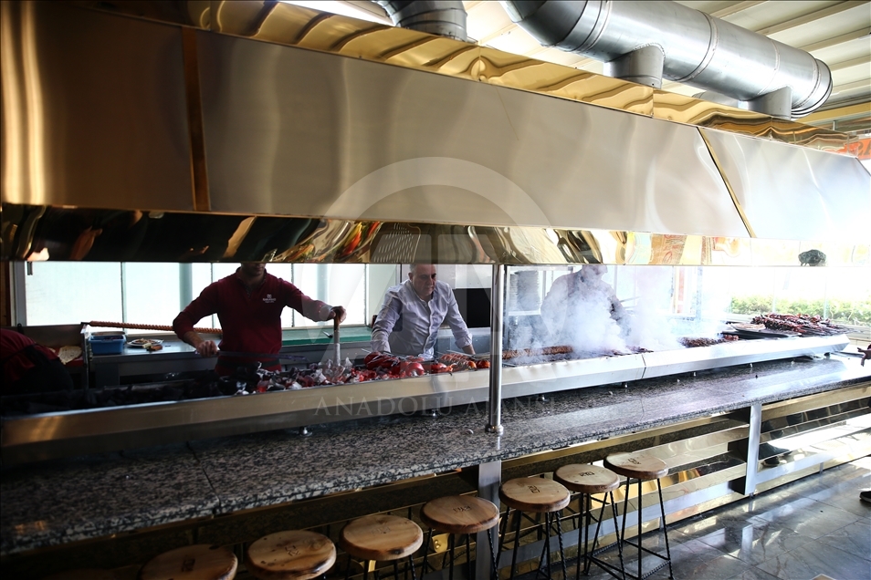 Adana'da yeni lezzet: "Metrelik Adana boru kebabı"