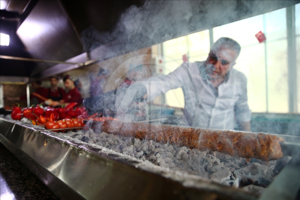 Adana'da yeni lezzet: "Metrelik Adana boru kebabı"